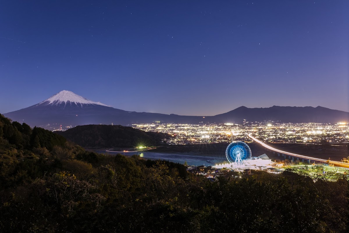 中央広場・湖畔展望館