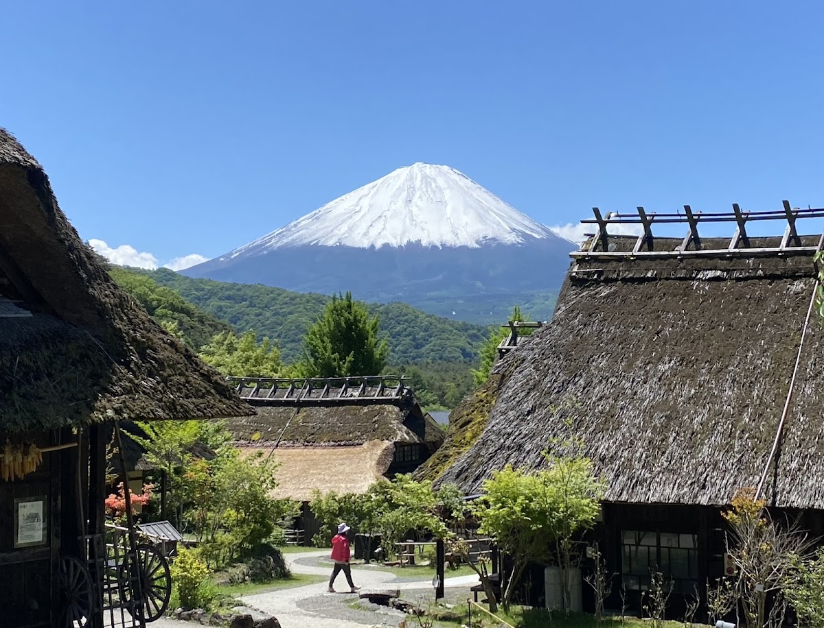 西湖 いやしの里根場 茅葺き屋根と富士山