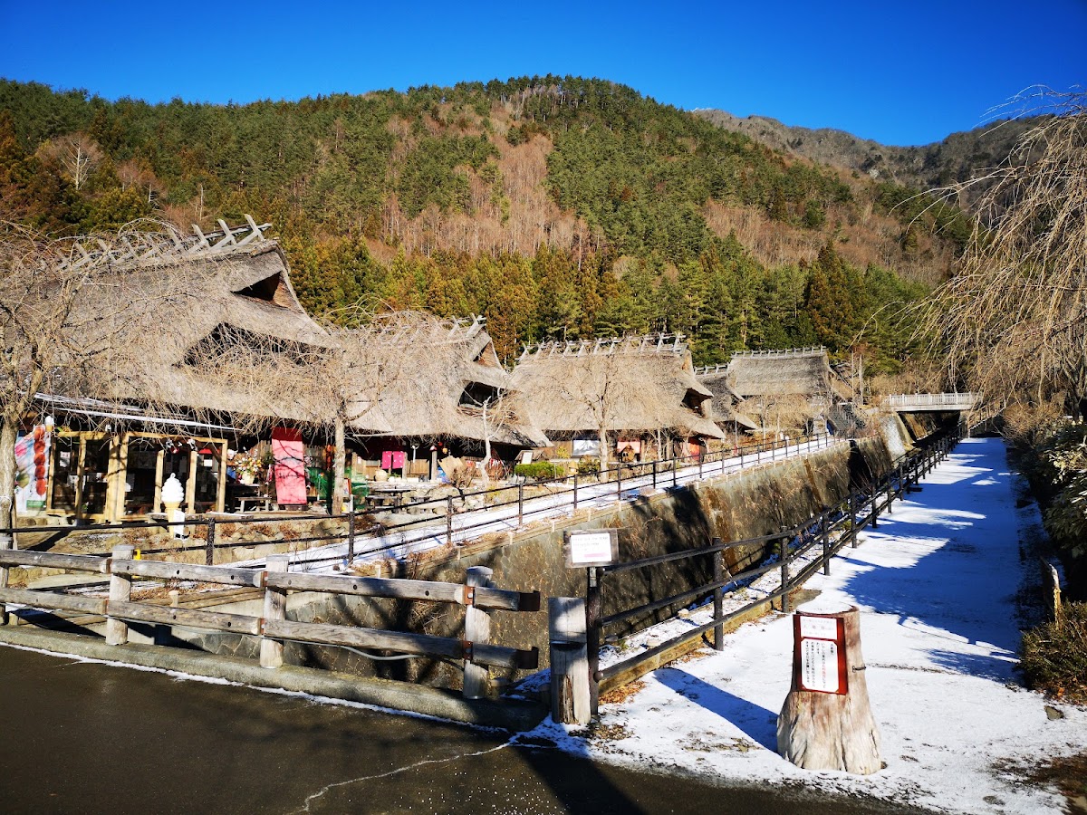 西湖 いやしの里根場 茅葺き屋根と富士山 の写真 2
