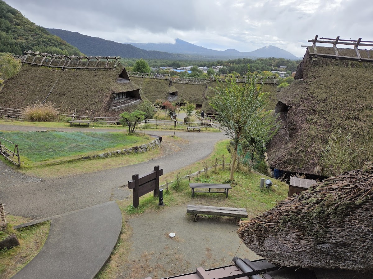 西湖 いやしの里根場 茅葺き屋根と富士山 の写真 5