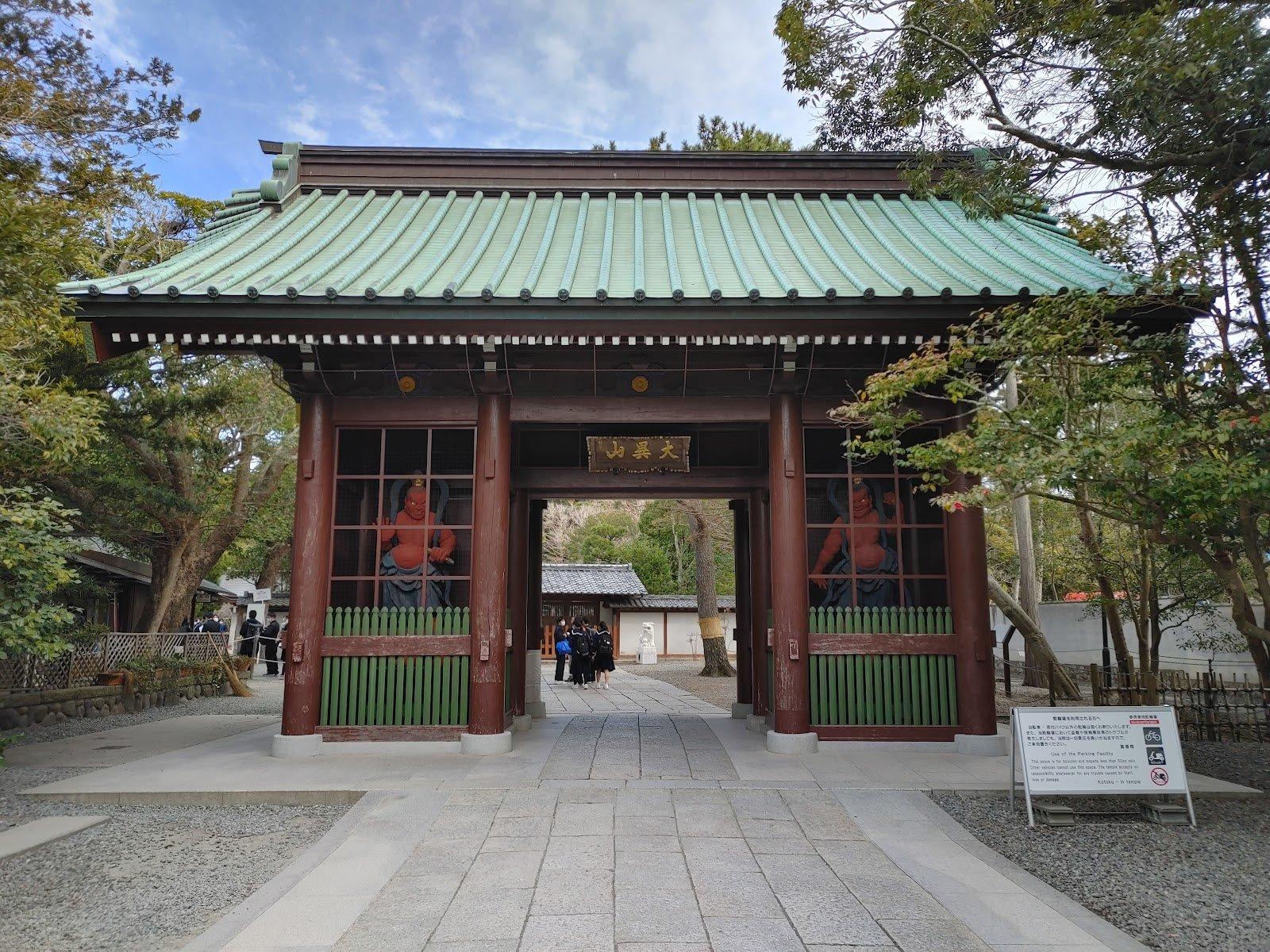 高徳院 仁王門前
