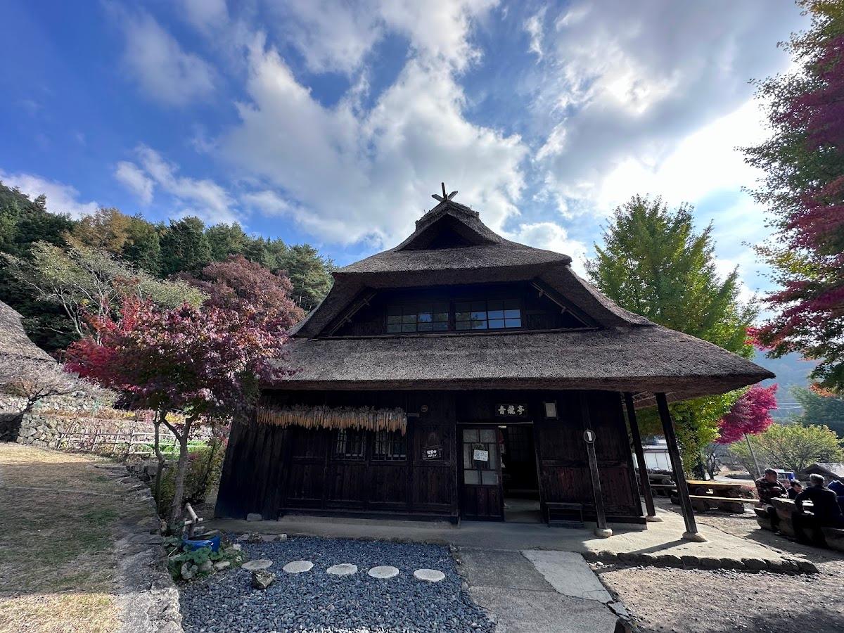 西湖 いやしの里根場 茅葺き屋根と富士山